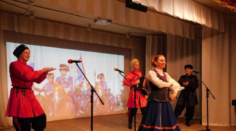 Калужские казаки дали в Юхнове праздничный концерт